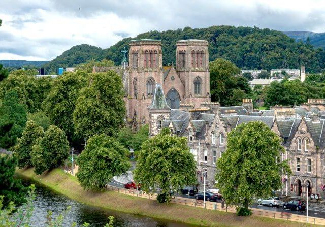Vista de la Catedral de Inverness junto al río Inverness en Escocia
