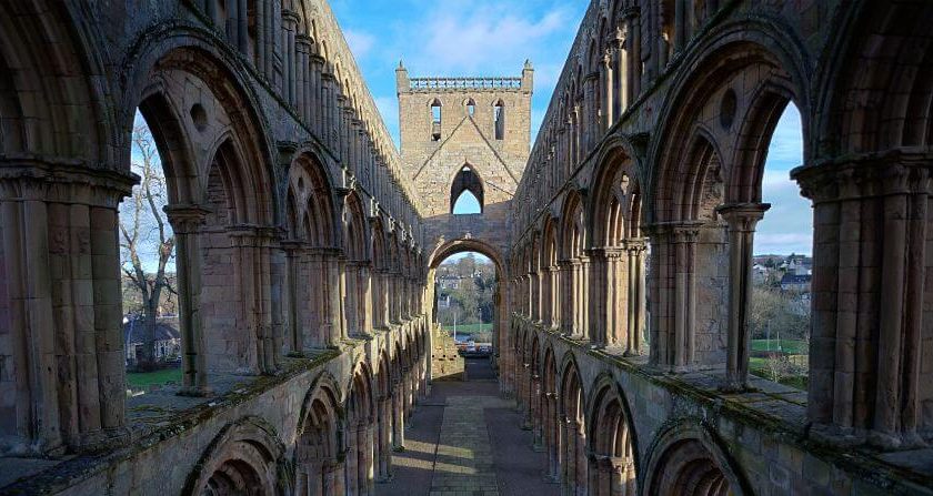 Interior de Jedburgh Abbey en Escocia